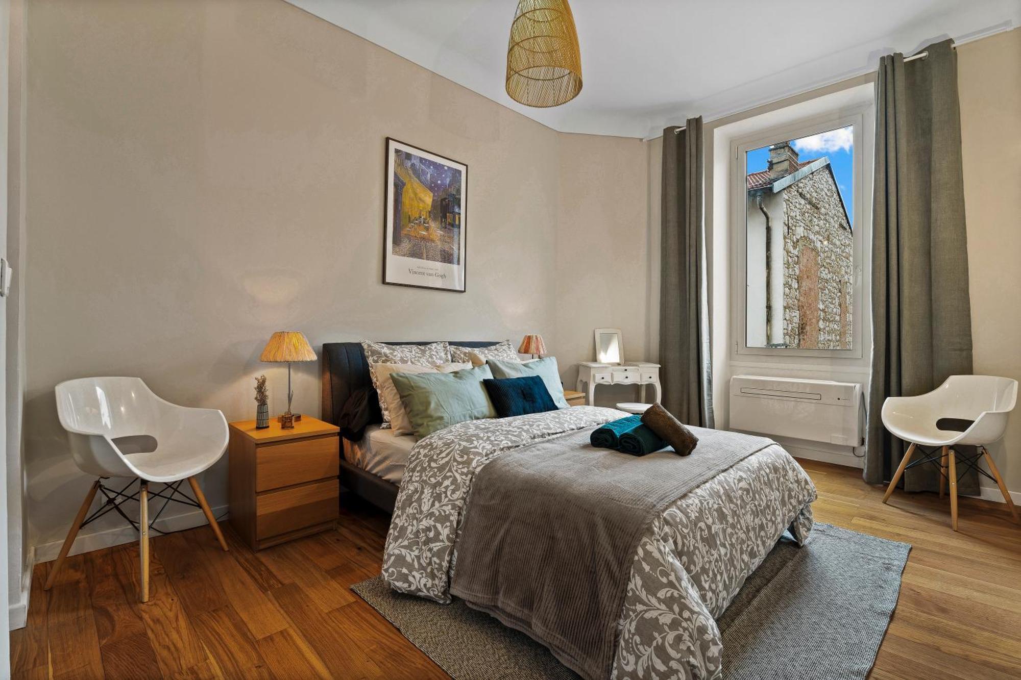 Apartment Renting - Dabray - Chic & Spacious In The Heart Of - Prime Location Near Attractions *